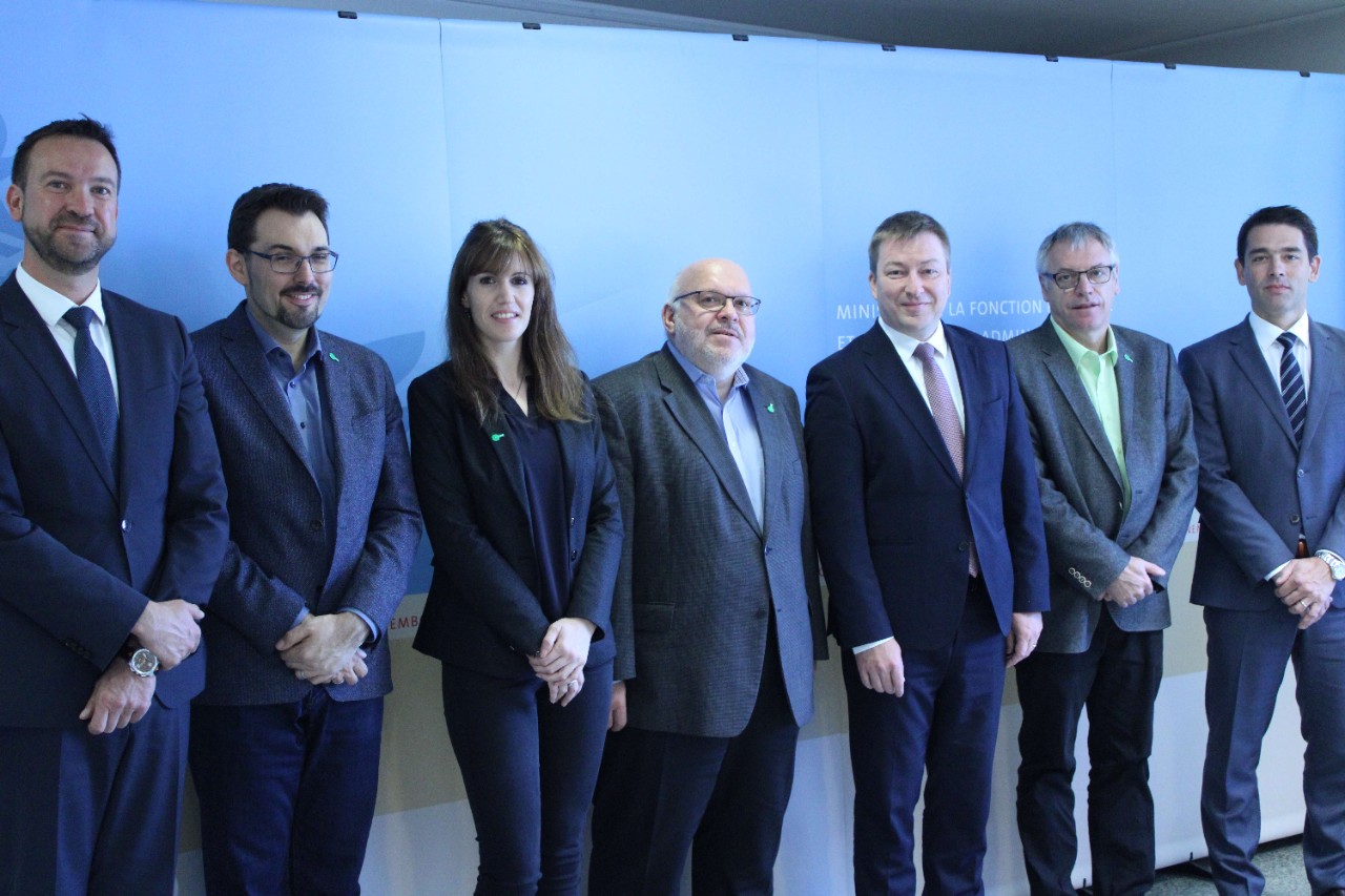 Marc Hansen aux côtés de Patrick Dury, président du LCGB, Francis Lomel, secrétaire général, Christophe Knebeler, secrétaire adjoint, Vanessa Correia, assistante pour la politique sociale, Patrick Houtsch, directeur du CTIE, et Luc Schockmel, Conseiller de gouvernement 1re classe au ministère de la Digitalisation